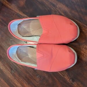 Women's salmon colored original Toms